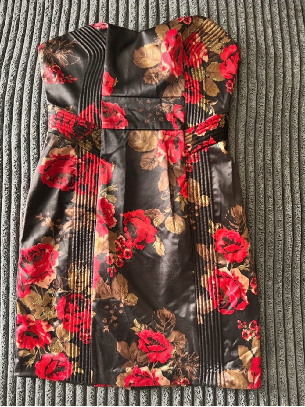 Women's Guess Black & Red Floral Mini Dress
Size 7